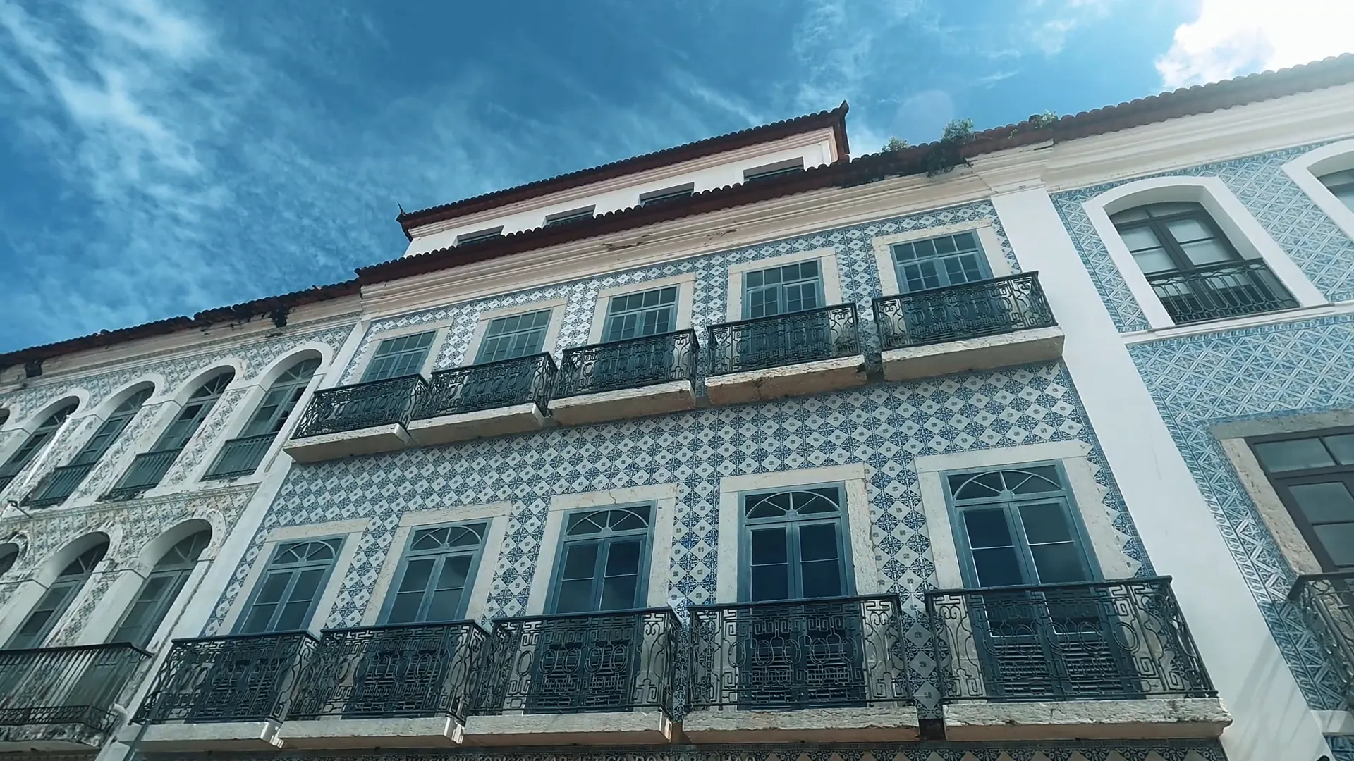 Descubra os Encantos do Centro Histórico de São Luís do Maranhão! 2 Rua Portugal com seus casarões coloniais e azulejos portugueses
