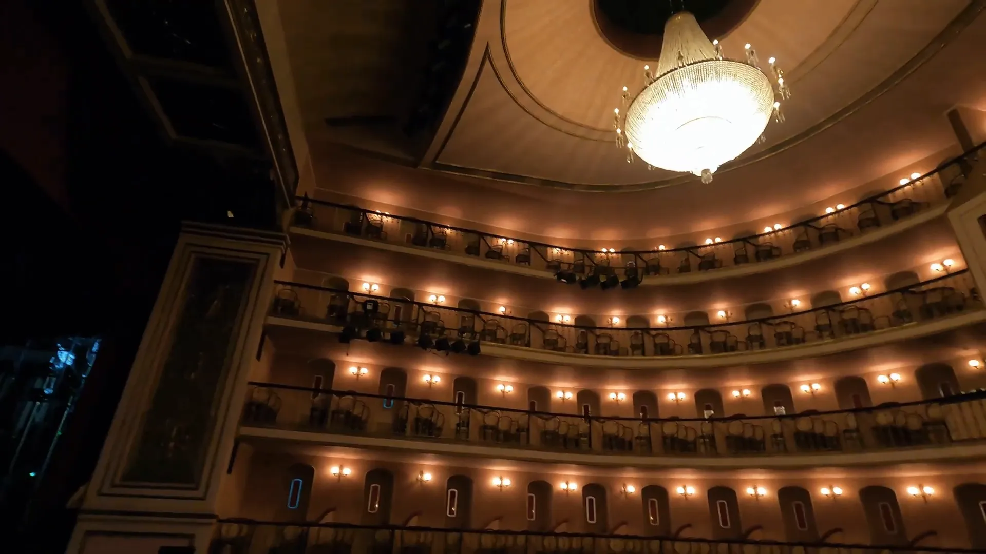 Descubra os Encantos do Centro Histórico de São Luís do Maranhão! 7 Interior do Teatro Artur Azevedo com lustres e decoração neoclássica