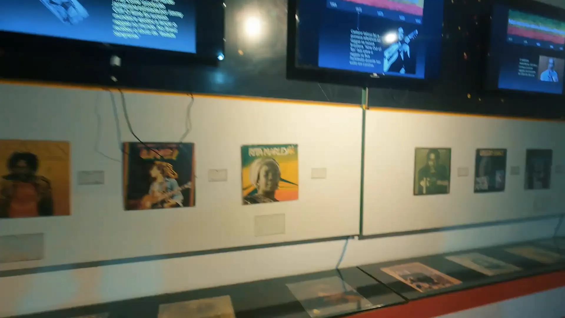 Descubra os Encantos do Centro Histórico de São Luís do Maranhão! 4 Exposição do Museu do Reggae do Maranhão com discos e figurinos