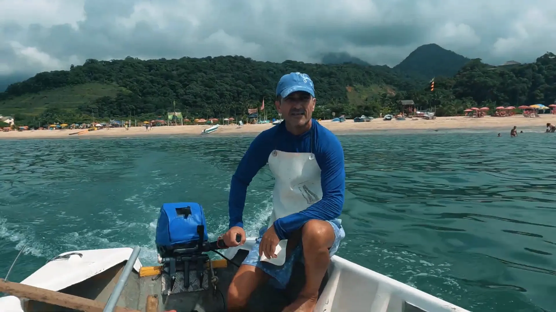 Fazenda de Mariscos na Ilha da Cocanha: Uma Experiência Única em Caraguatatuba 6 Barco de José Luiz a caminho da fazenda Ilha da Cocanha