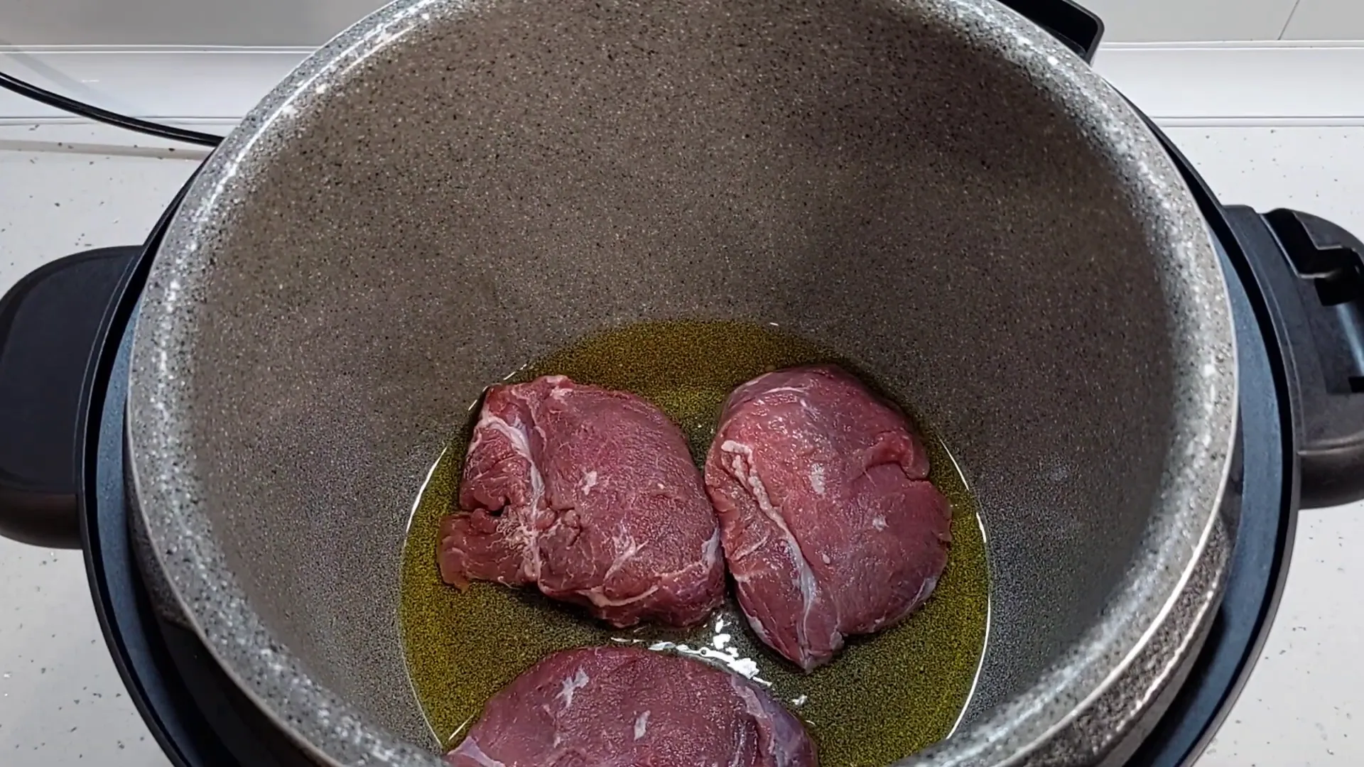 Sellando la carne en la olla