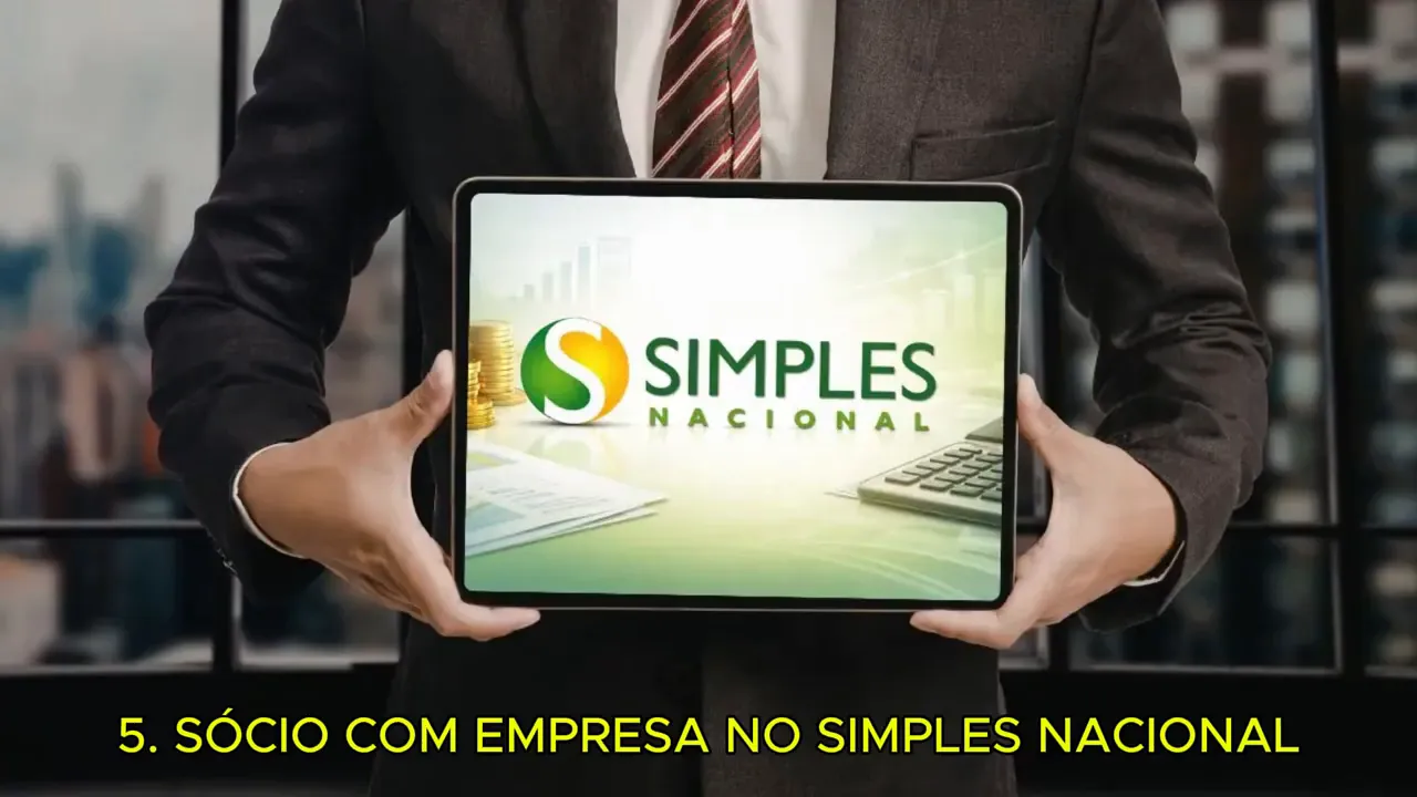 Pessoa de terno segura tablet com logotipo Simples Nacional
