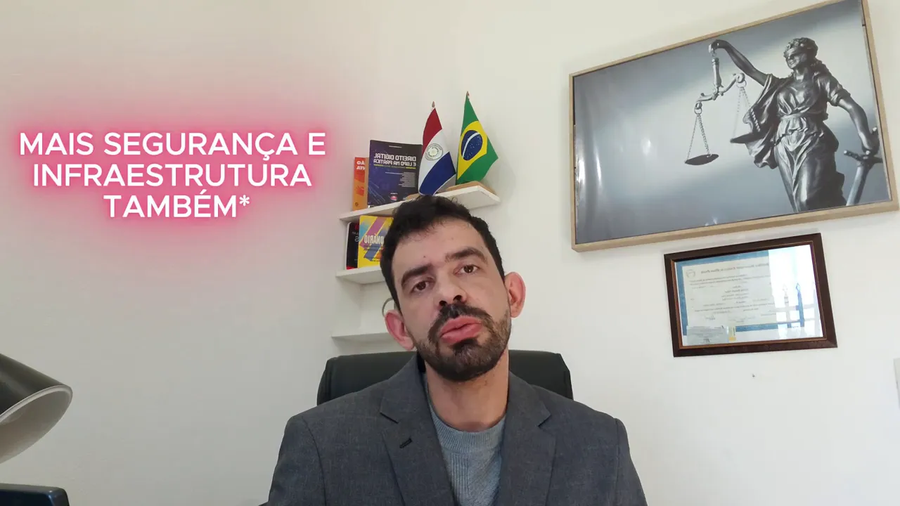 Advogado sentado em escritório com texto Mais segurança e infraestrutura também na tela