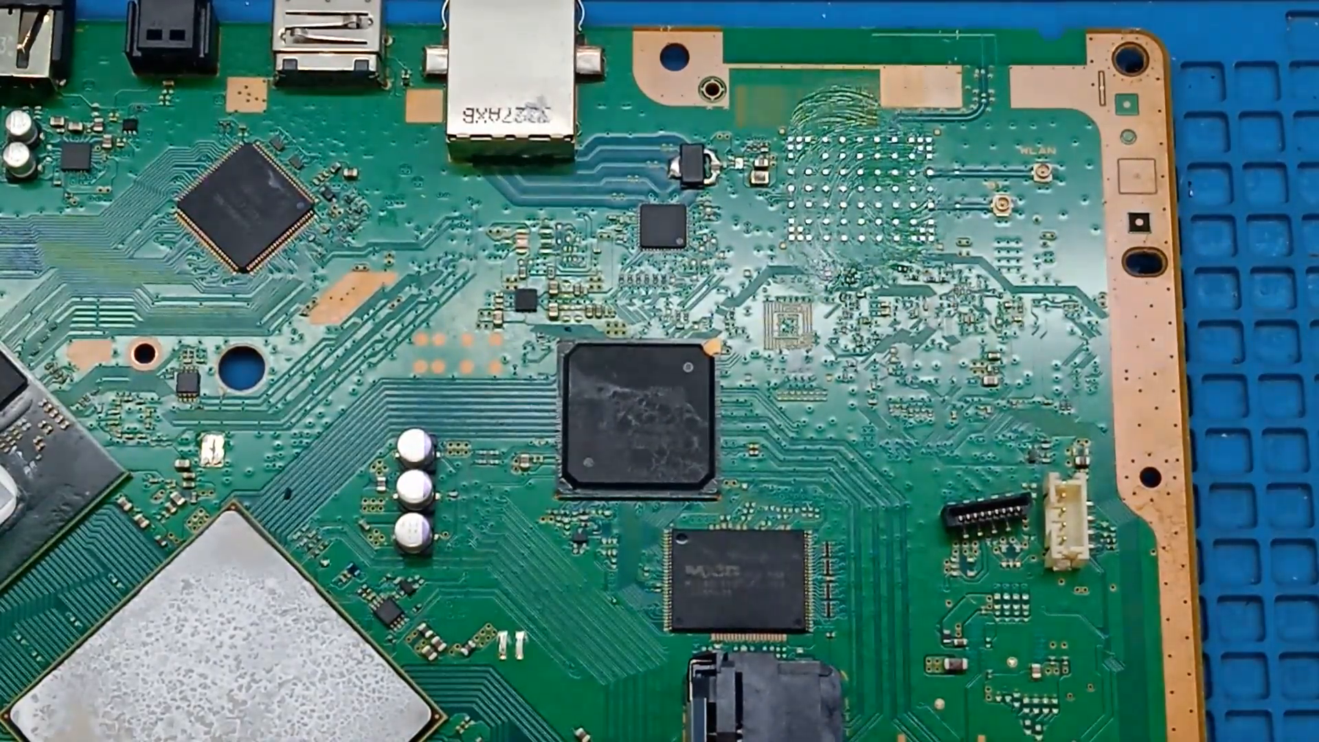 Aplicação de fluxo de solda na placa Wi-Fi