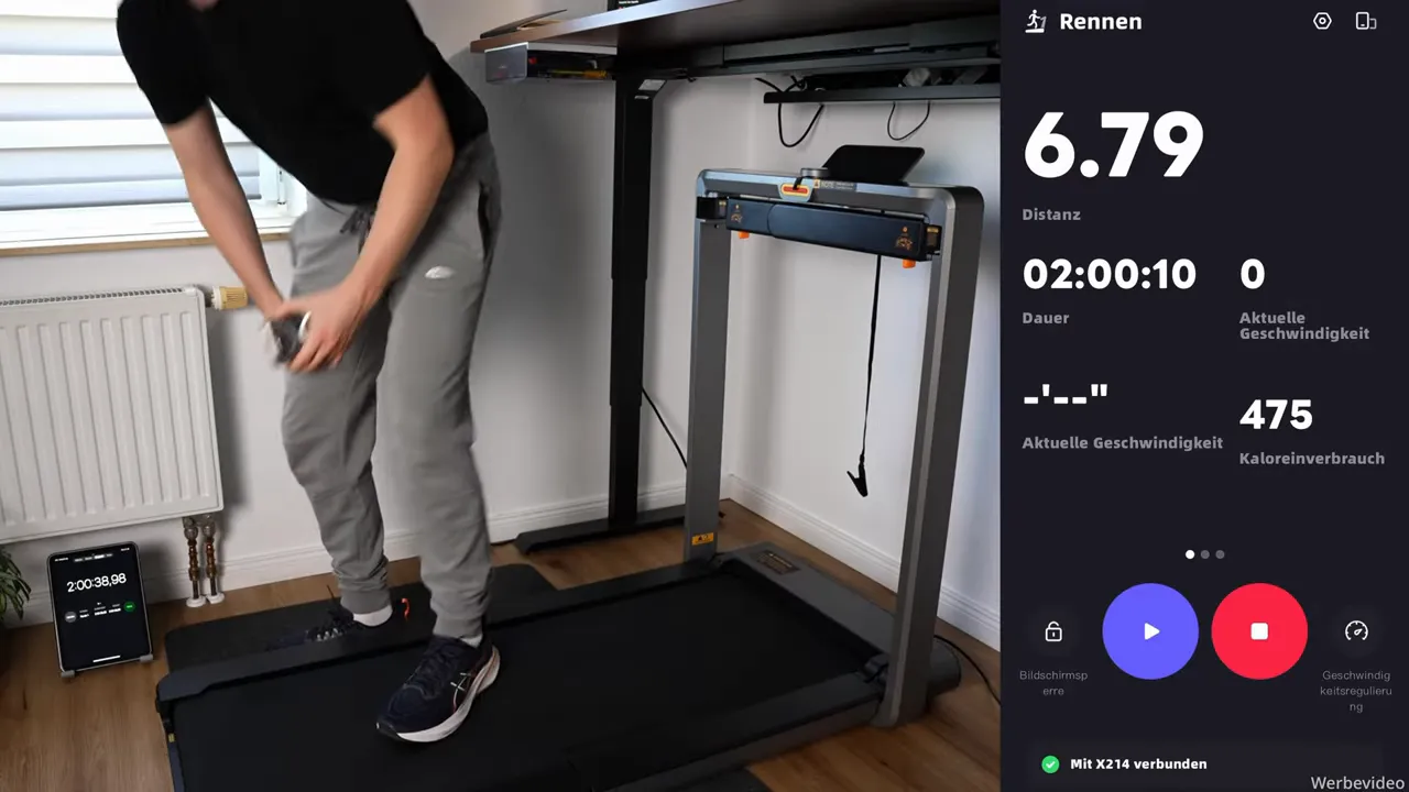 WalkingPad X214 unter dem Schreibtisch mit Person, App-Anzeige zeigt 02:00:10 und 475 kcal