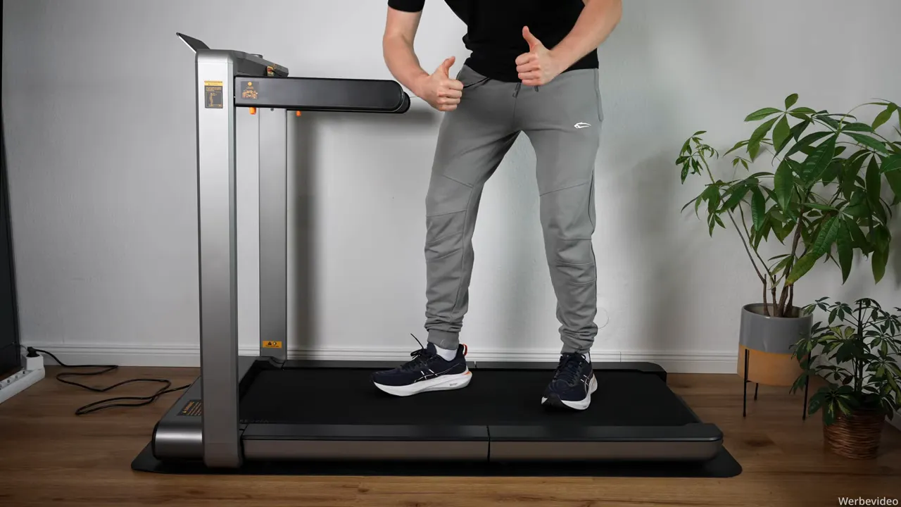 WalkingPad X214 mit Testperson, Daumen hoch als positives Fazit