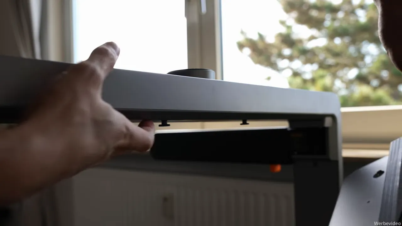 Smartphone- und Tablet‑Halterung in die vormontierten Schrauben des WalkingPad X214 einsetzen