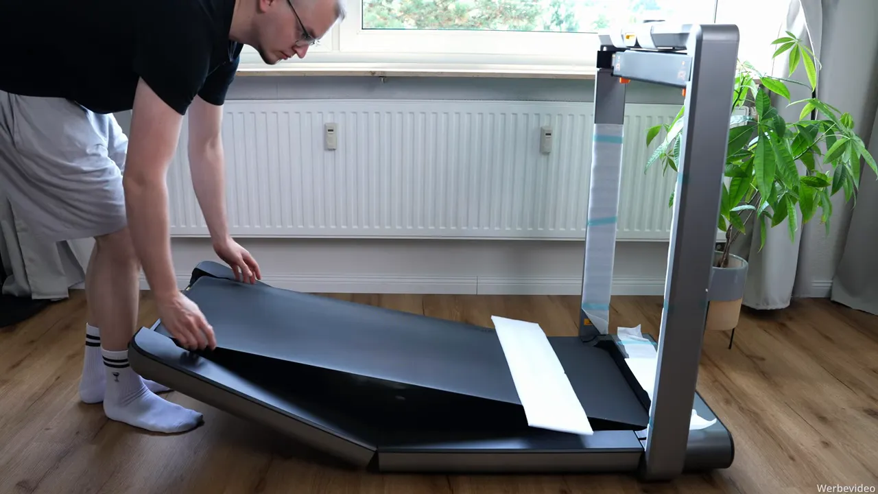 Entfernen der Schutzfolie und Anpassen der Lauffläche beim WalkingPad X214