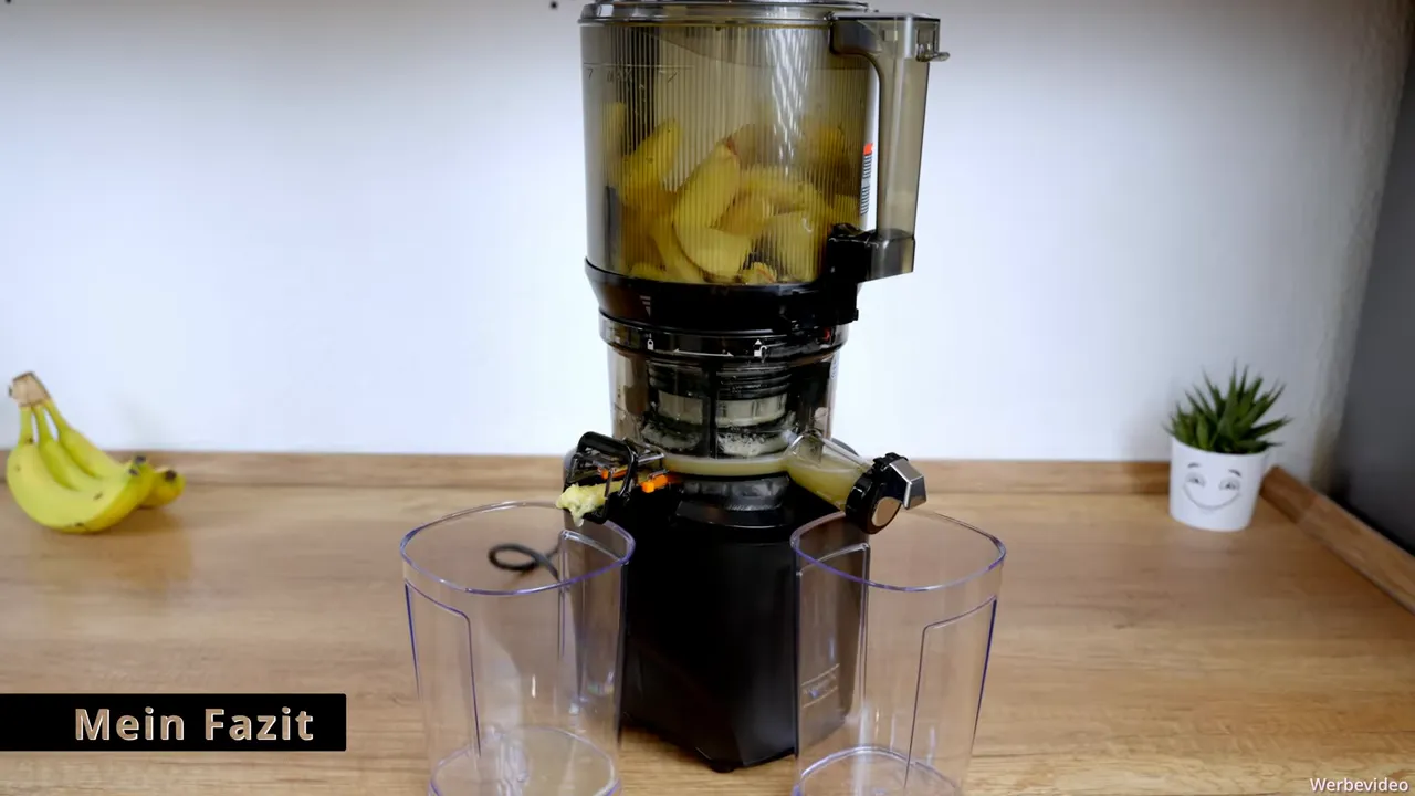 Kuvings AUTO10S Entsafter mit Saft- und Tresterbehältern auf Holzarbeitsplatte