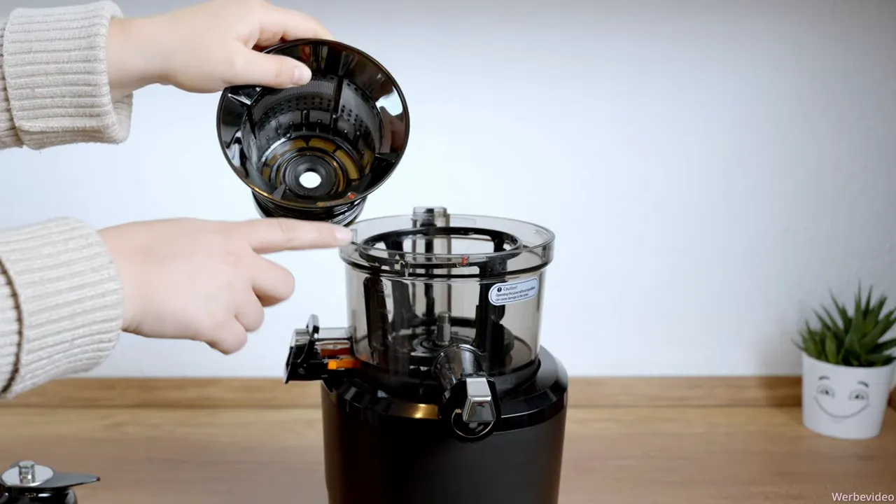 Sieb ausrichten roter Punkt Vergleich am Pressbehälter Kuvings AUTO10S