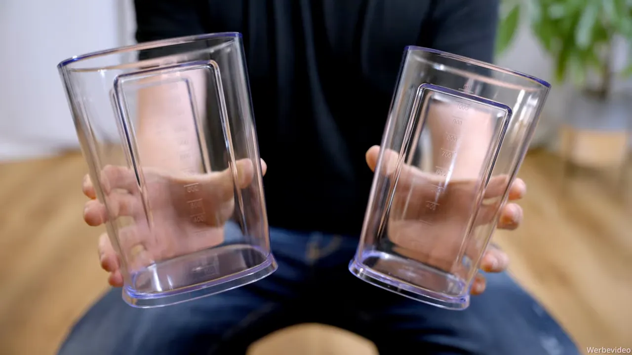 Zwei klare Messbehälter für Saft und Trester des Kuvings AUTO10S