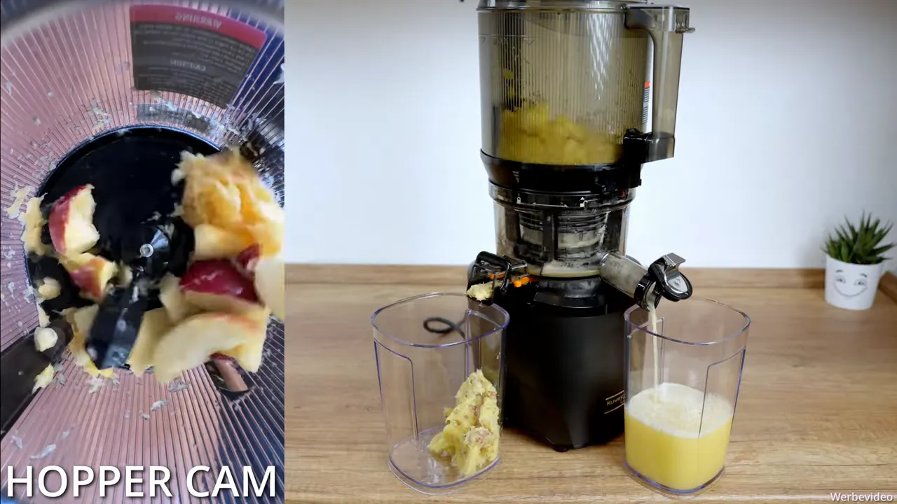 Kuvings AUTO10S presst Multivitaminsaft: Saftstrom fließt in Messbecher, Trester im anderen Behälter