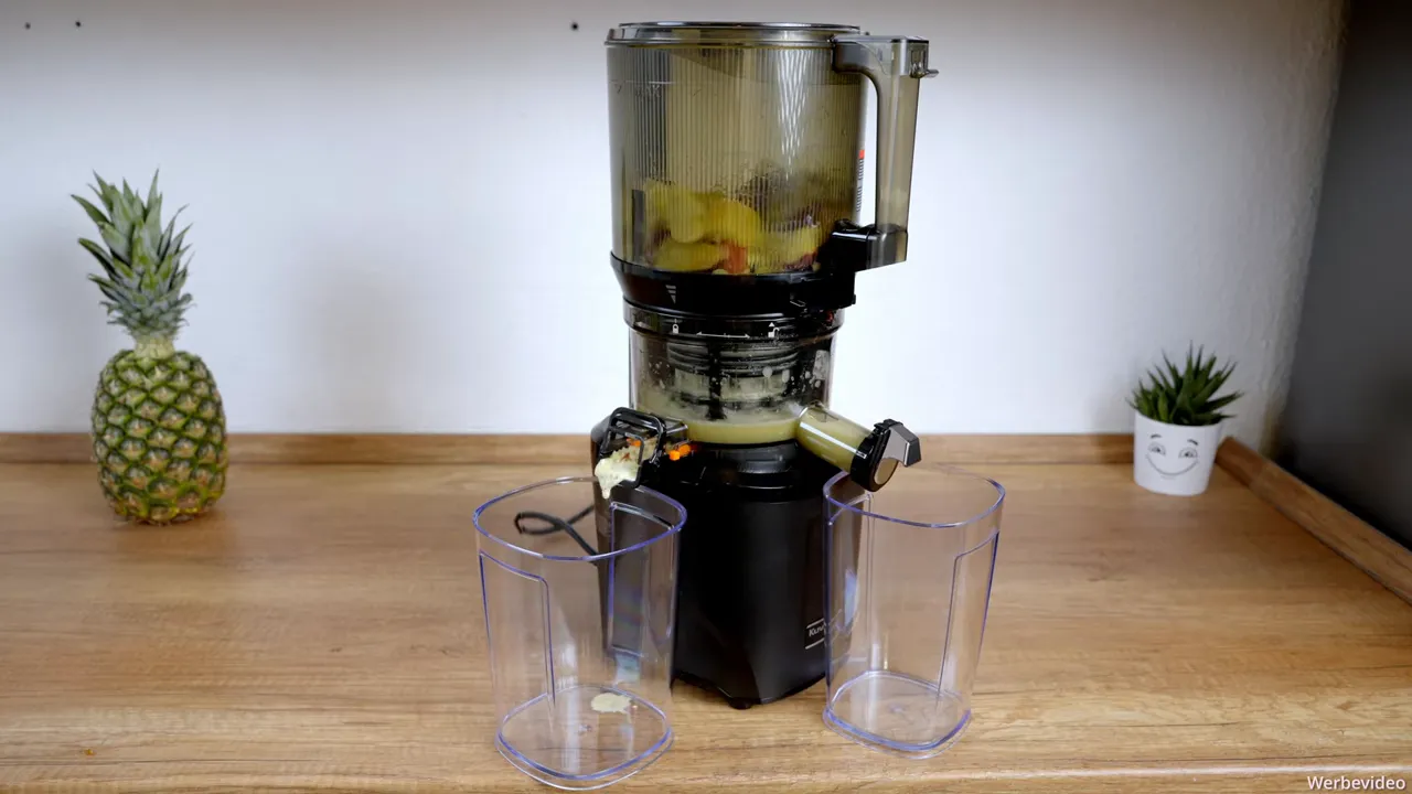 Kuvings AUTO10S im Betrieb, Saft läuft aus dem Auslass in Behälter