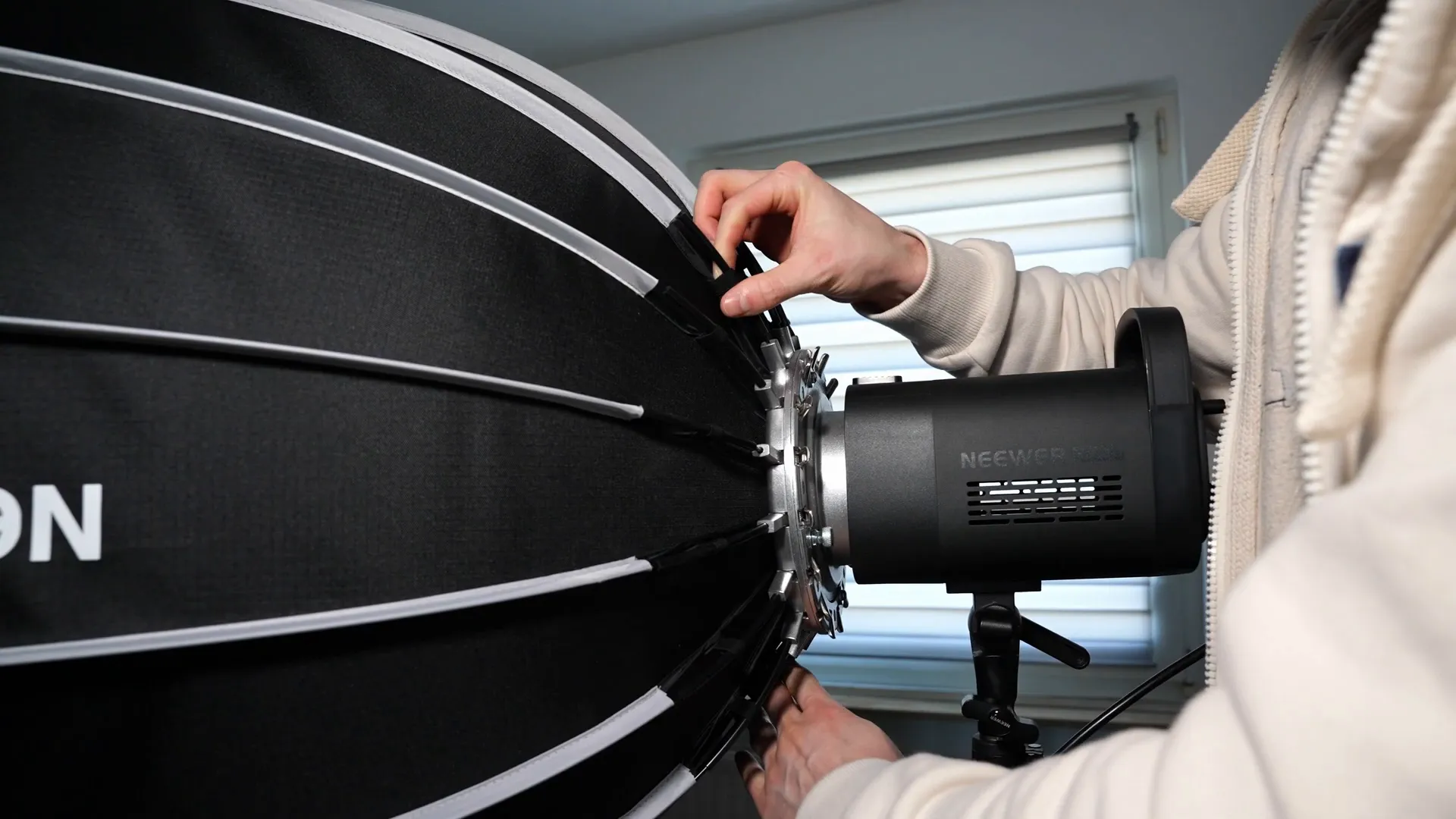 NEEWER - Studio Light CB60B Review | Experience Report After 4 Months 3 NEEWER CB60B mit Neewer Parabolic Softbox