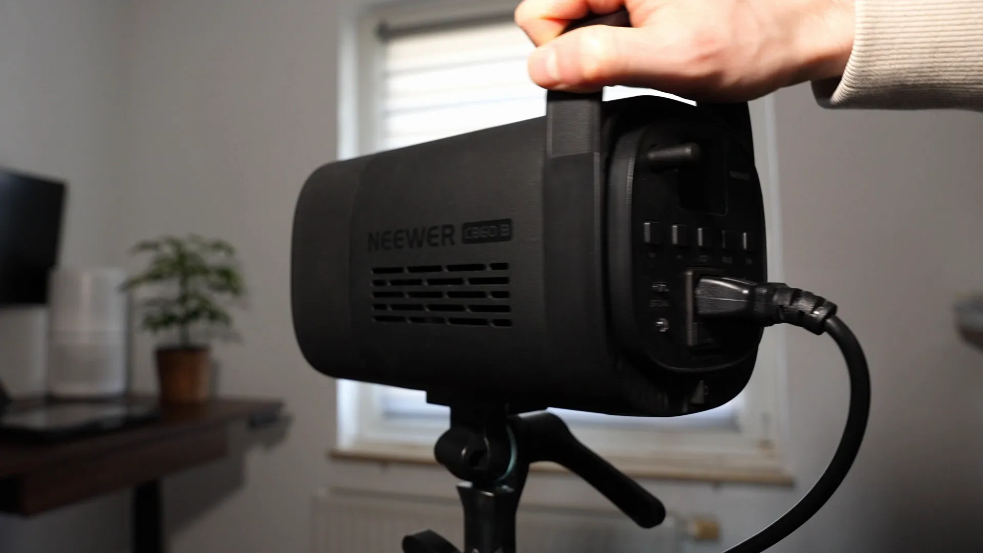 NEEWER - Studio Light CB60B Review | Experience Report After 4 Months 6 Aluminiumgehäuse des NEEWER CB60B