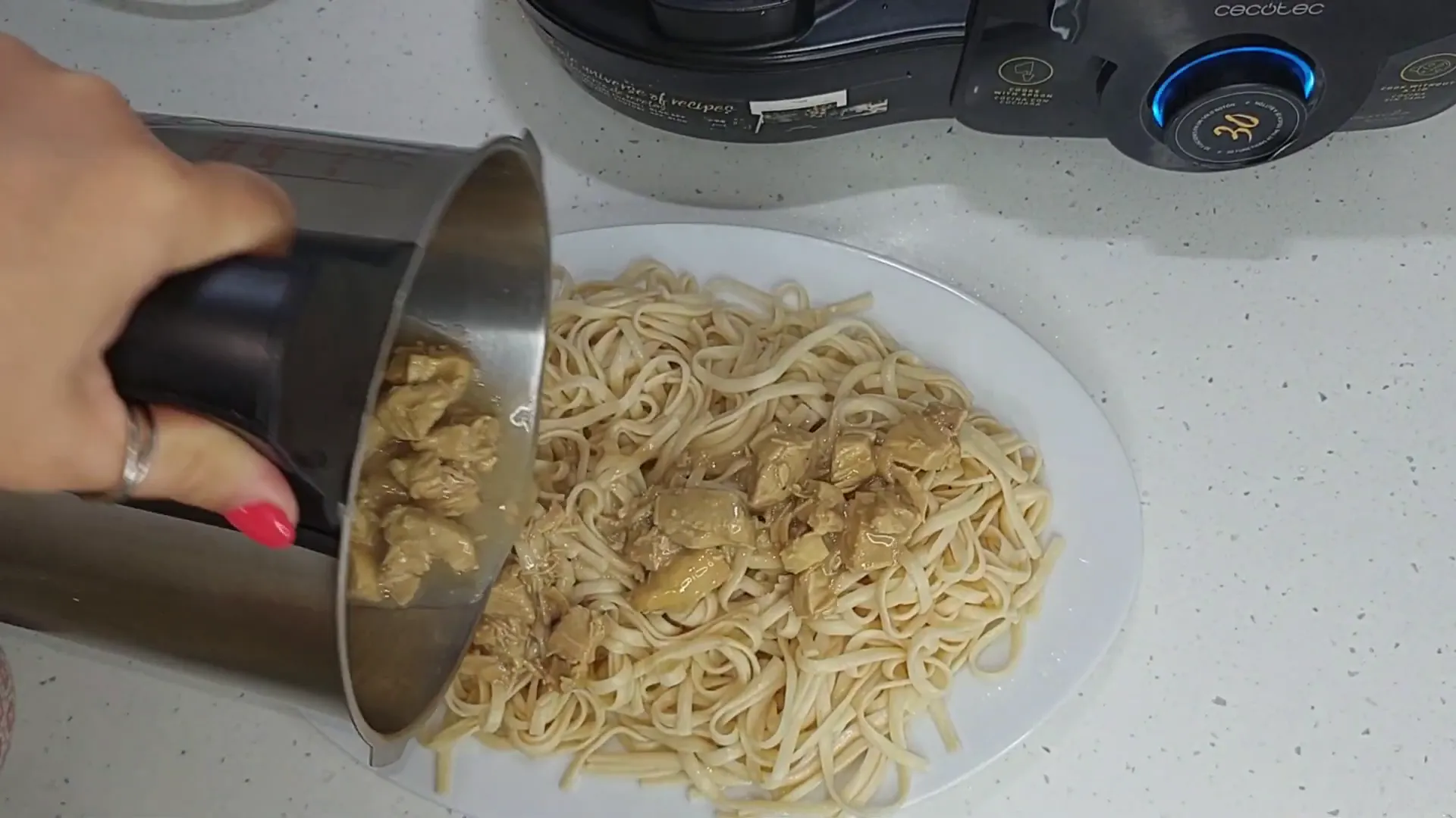 Mezclando el pollo con la pasta