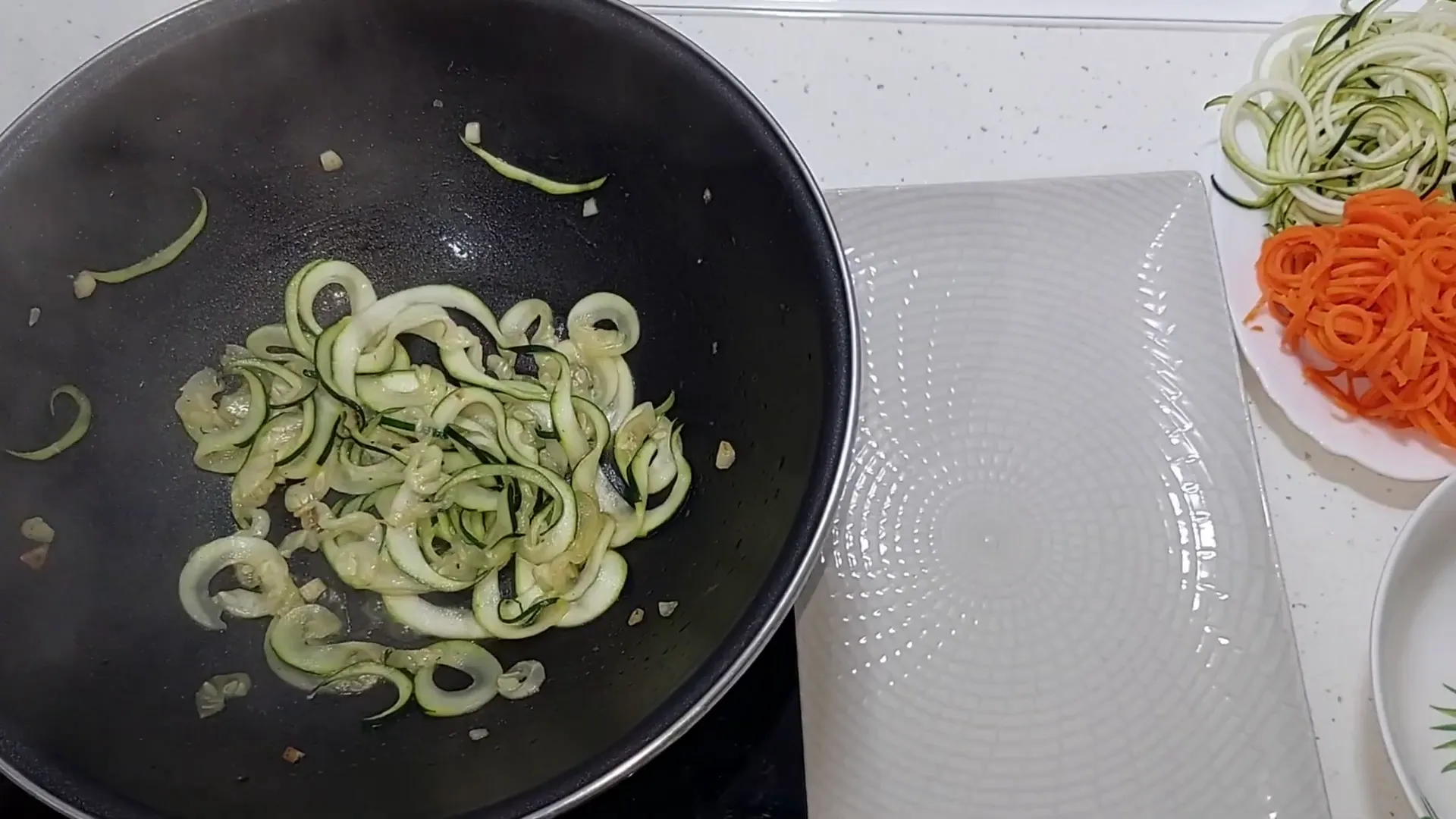 Calabacín salteado con ajo y parmesano en el wok