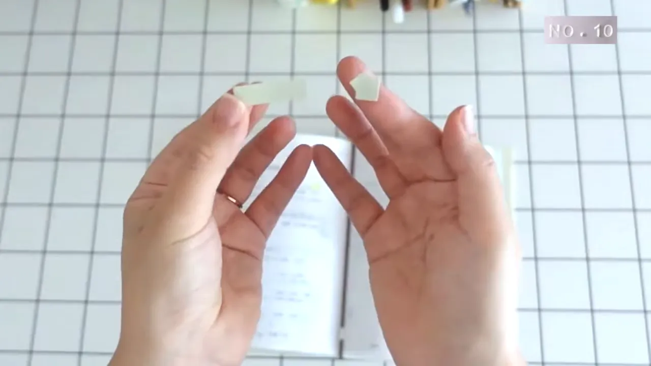 手で切り離した矢印形のふせんを持っている様子