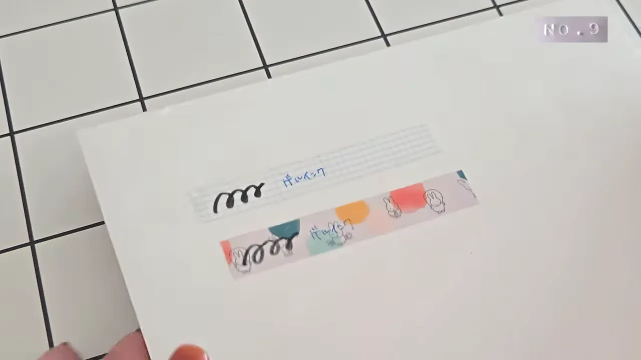 方眼柄とイラスト柄のマスキングテープに文字を書いた見本