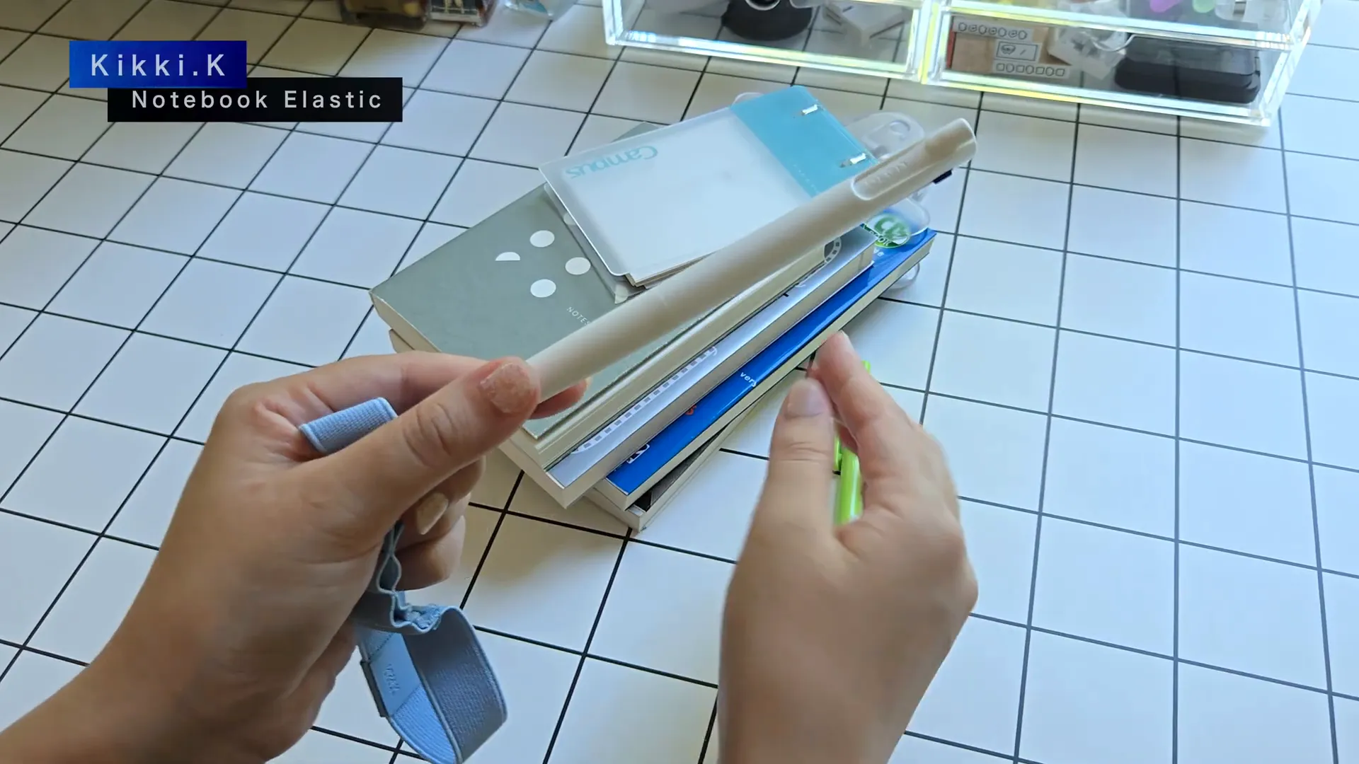 ゼブラのbLen 3cの3色ボールペンとKikki.Kのゴムバンドに差し込んだ様子