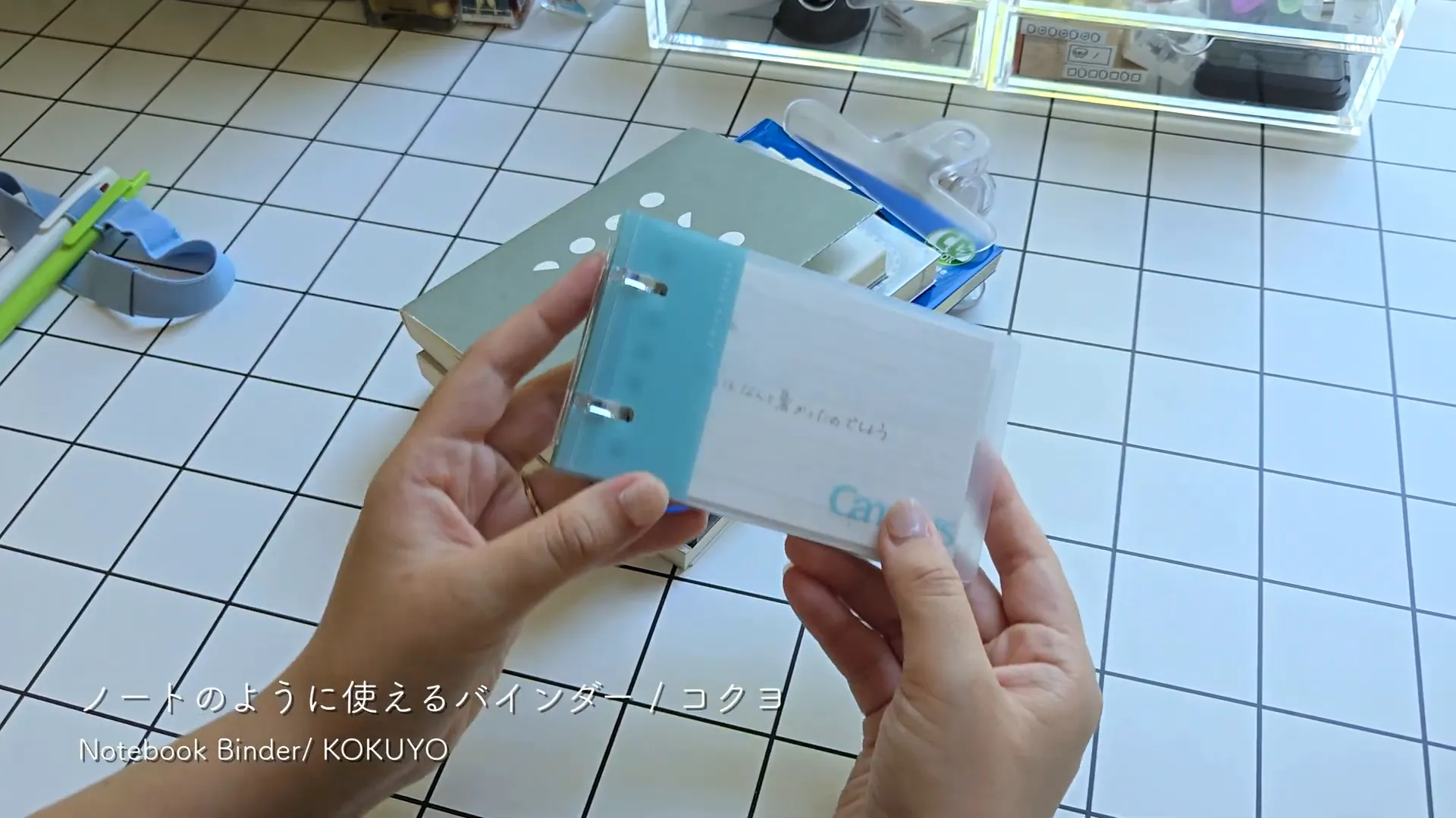 コクヨのノートのように使えるバインダーにリフィルを挟んでいる様子