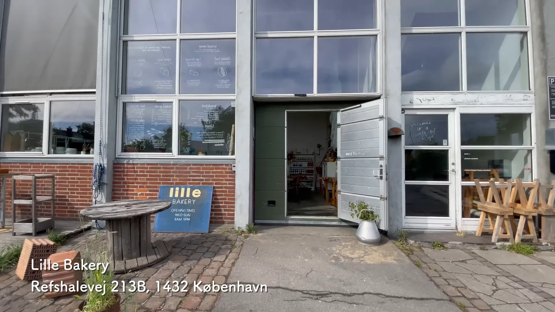 リレベーカリーの店内とコーヒー