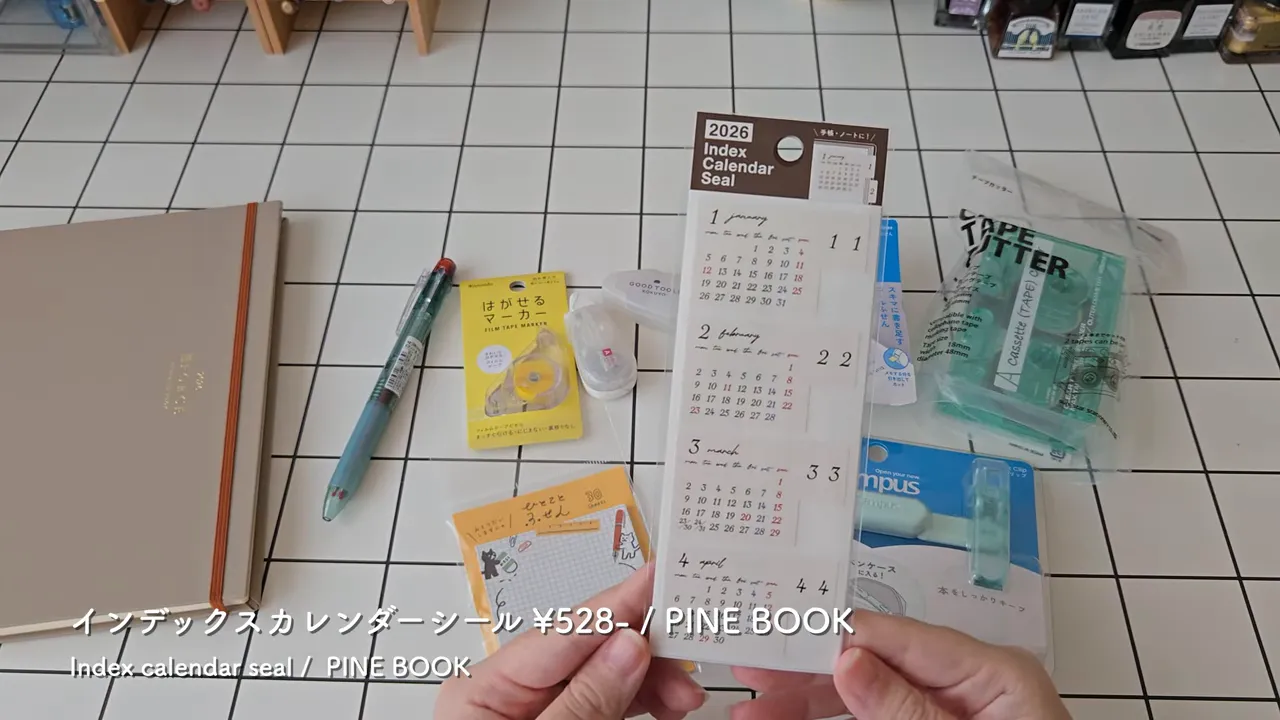 手で持ったPINE BOOKのインデックスカレンダーシールのクローズアップ。カレンダーの文字が読み取れる鮮明な写真