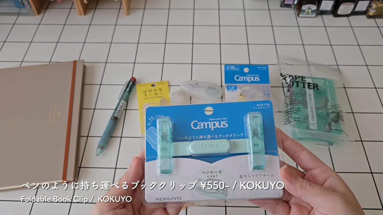 Campusのブッククリップのパッケージを手に持ち、正面から撮影したクリアなショット