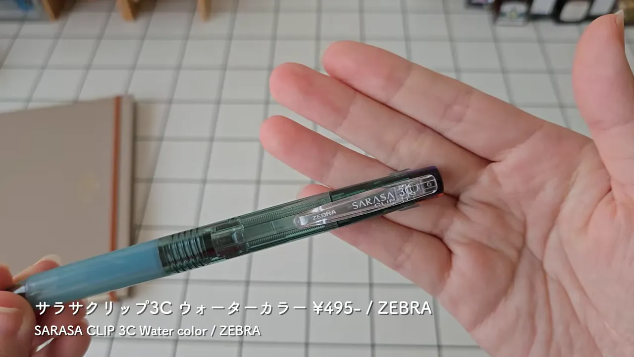 手に持たれたSARASA CLIP 3Cのクローズアップ