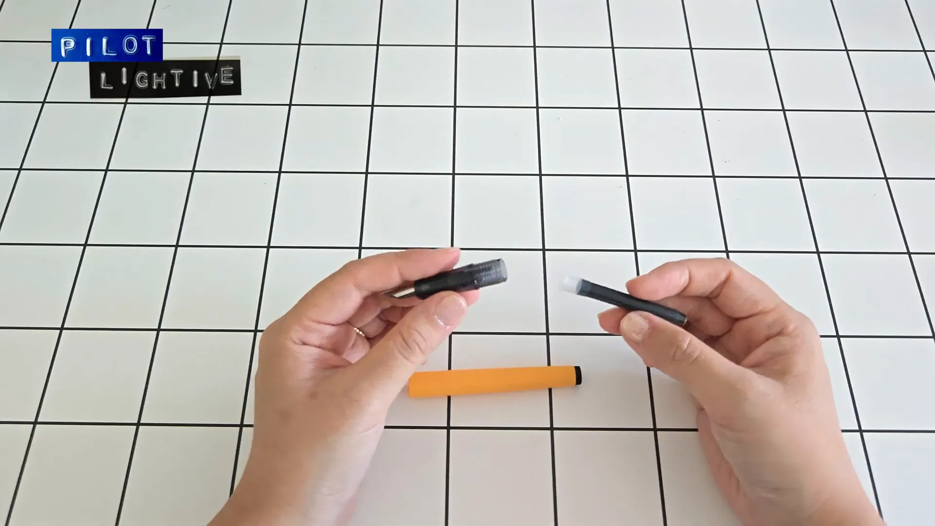 PILOTライティブの本体と付属カートリッジの様子