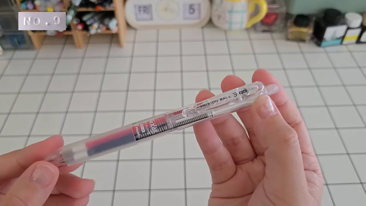 フリクションボール3 slimを手に持っている場面