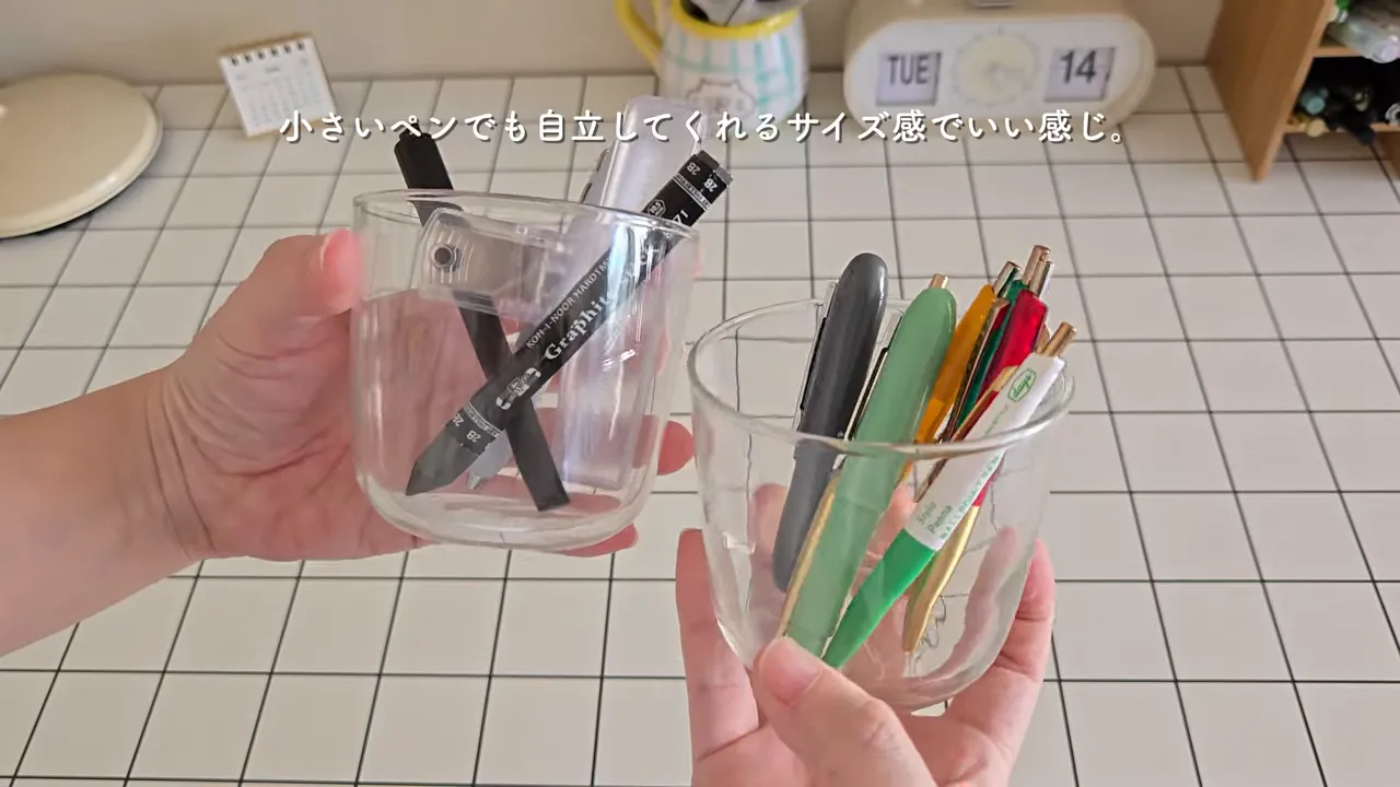 小さめの透明ガラスコップに短いペンを自立させて収納