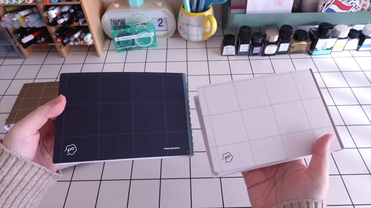 両手で表紙と無地ページを並べて見せるPotentialアイデア帳のクローズアップ