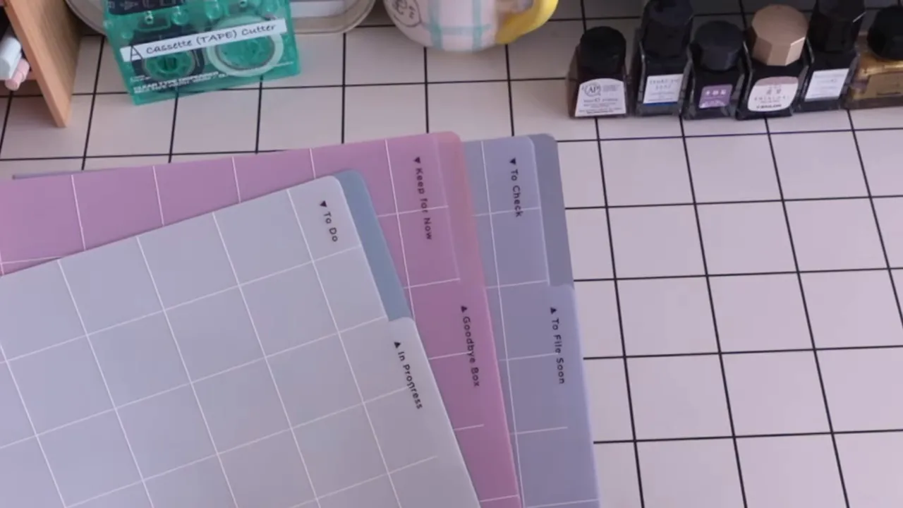 タブが並んだA4 2ポケットクリアファイルを平置きで撮影した写真。タブのラベルが読み取れる構図。