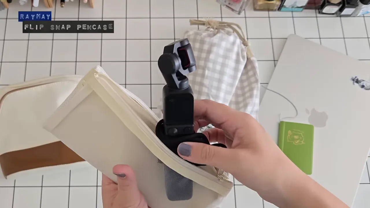 Vlog用カメラをレイメイ藤井 Flip snap pencase に収納する様子