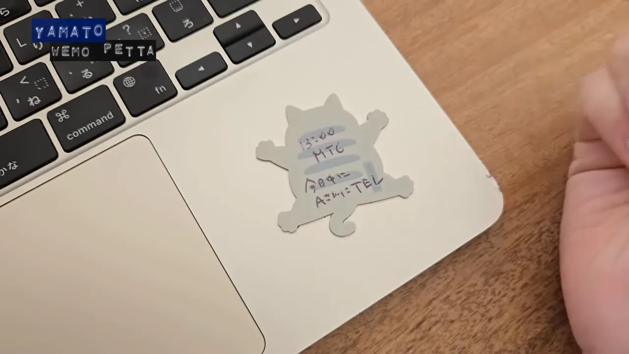 ノートPC天面に貼ったwemo PETTA(書き込みあり)