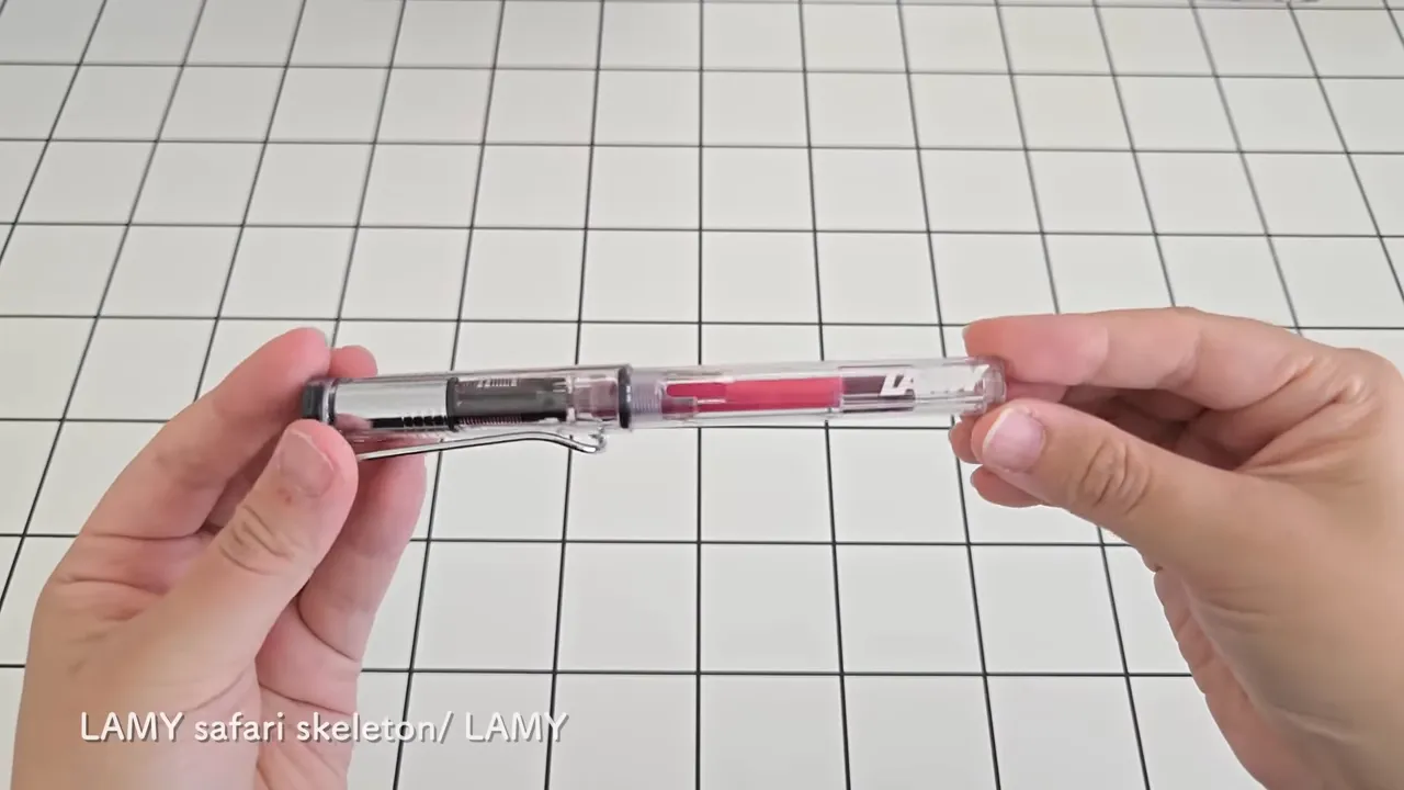 LAMY safari スケルトンを手に持った状態（透明軸とインクが見える）