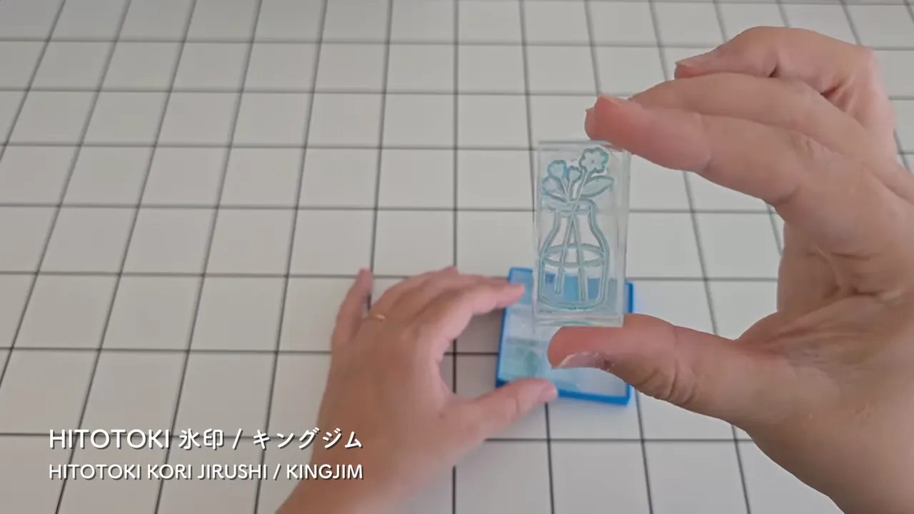 キングジム HITOTOKI 氷印の透明スタンプを手に持っている様子
