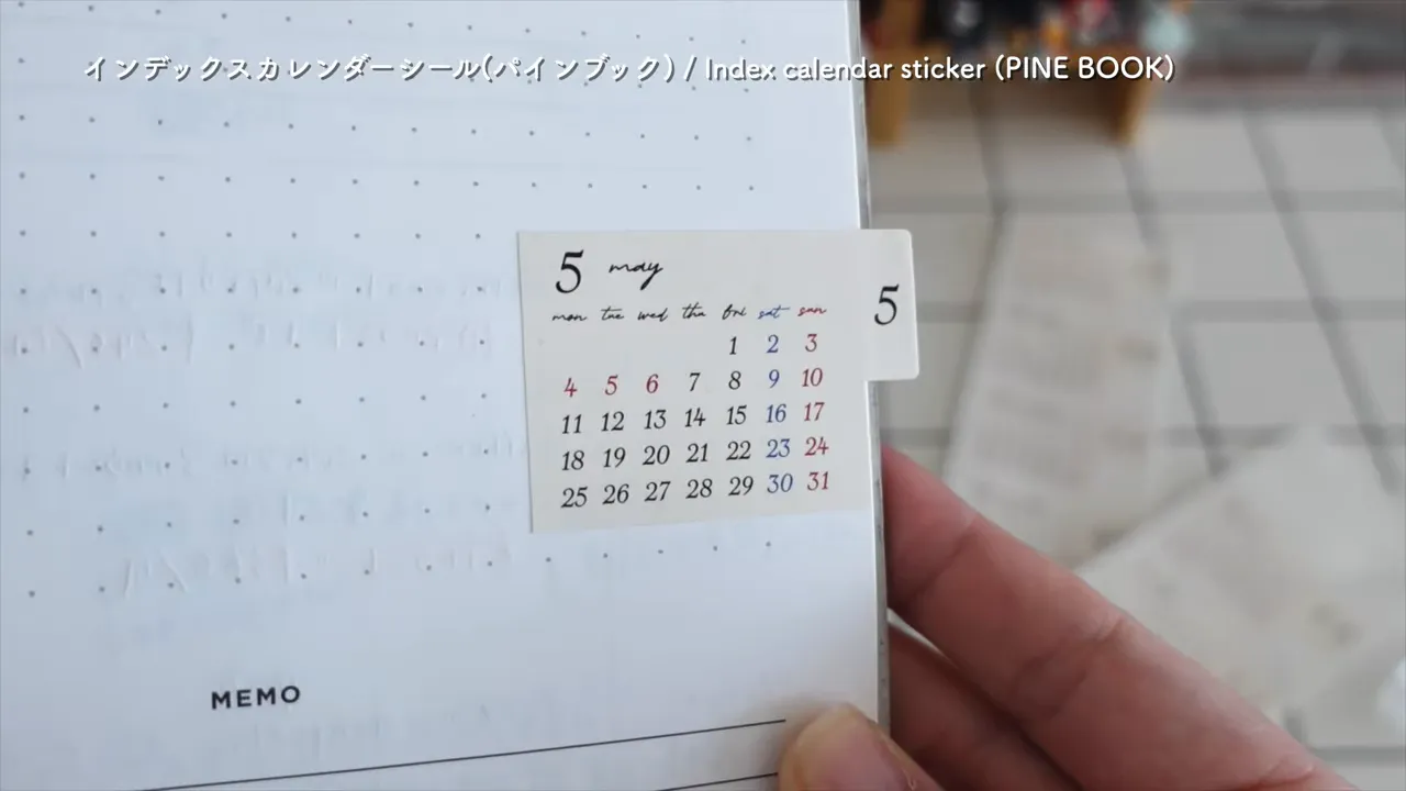 ノートのページ右端に5月の小さなカレンダーシールが貼られタブが少し飛び出している