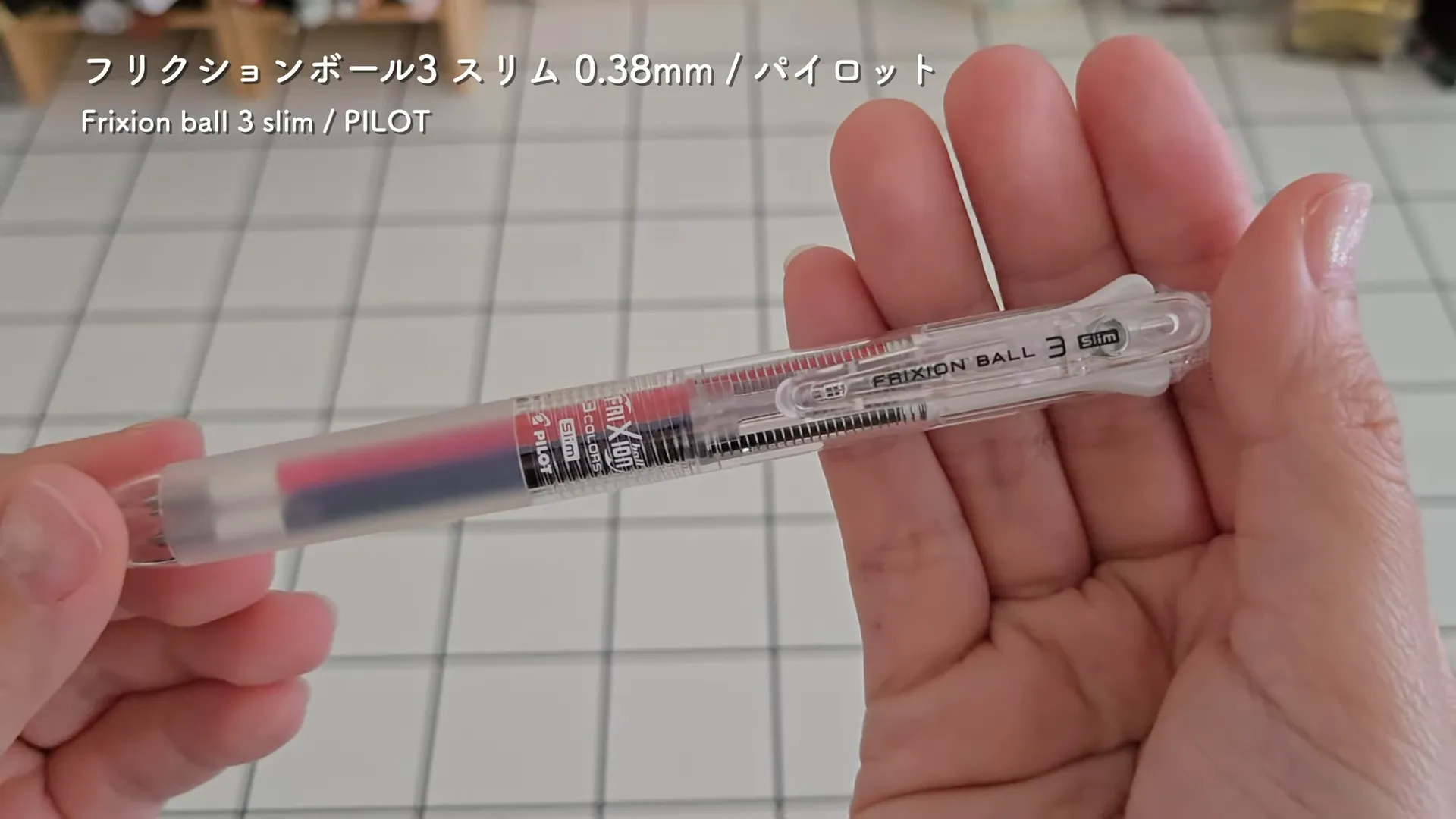 フリクションボール3スリムを手に持って説明しているシーン