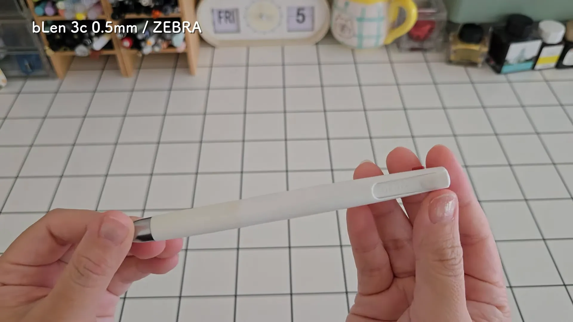 bLen 3cをデスクに置いて使用しているシーン