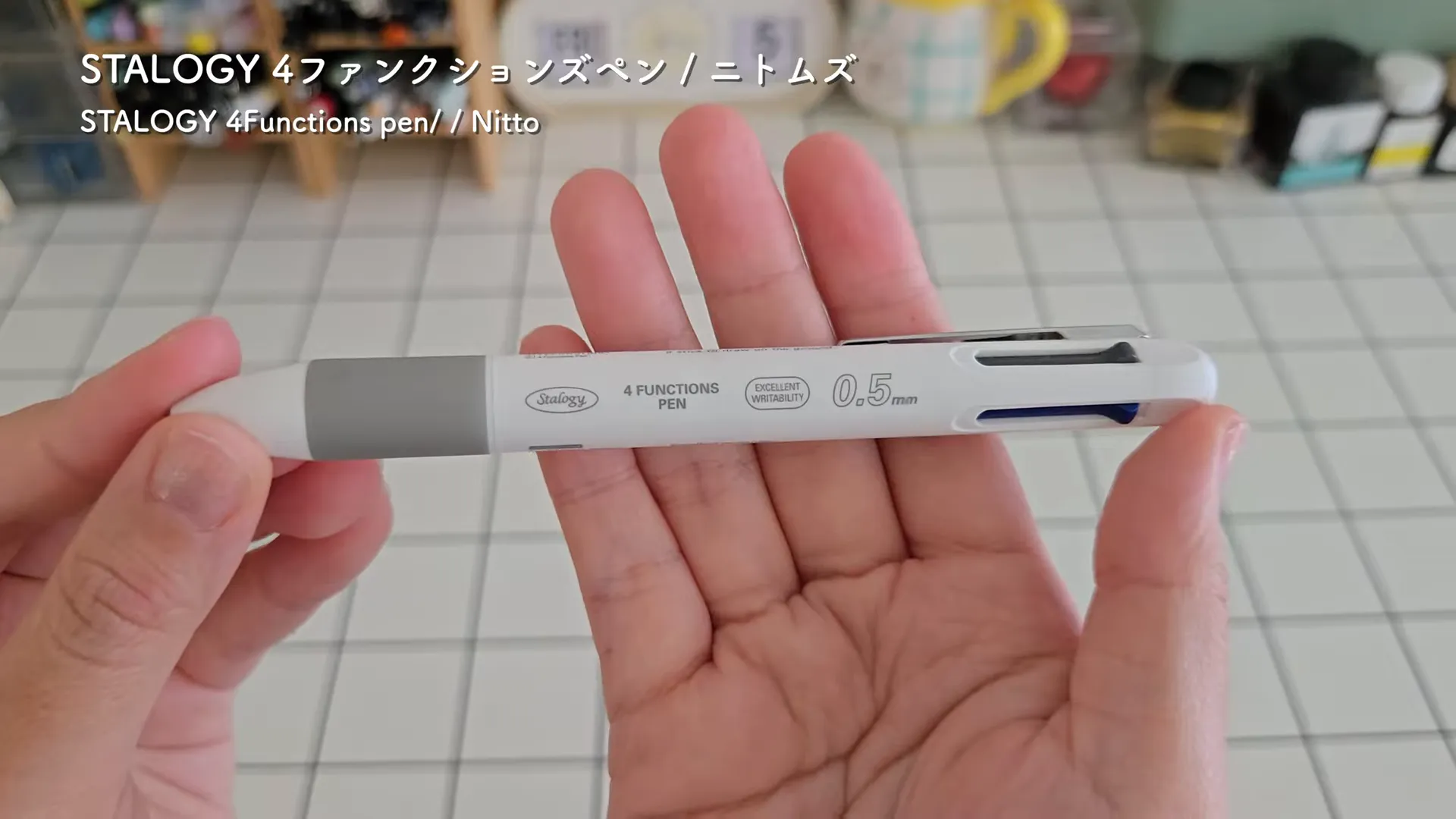 STALOGYの4ファンクションズペンをポケットから取り出すシーン