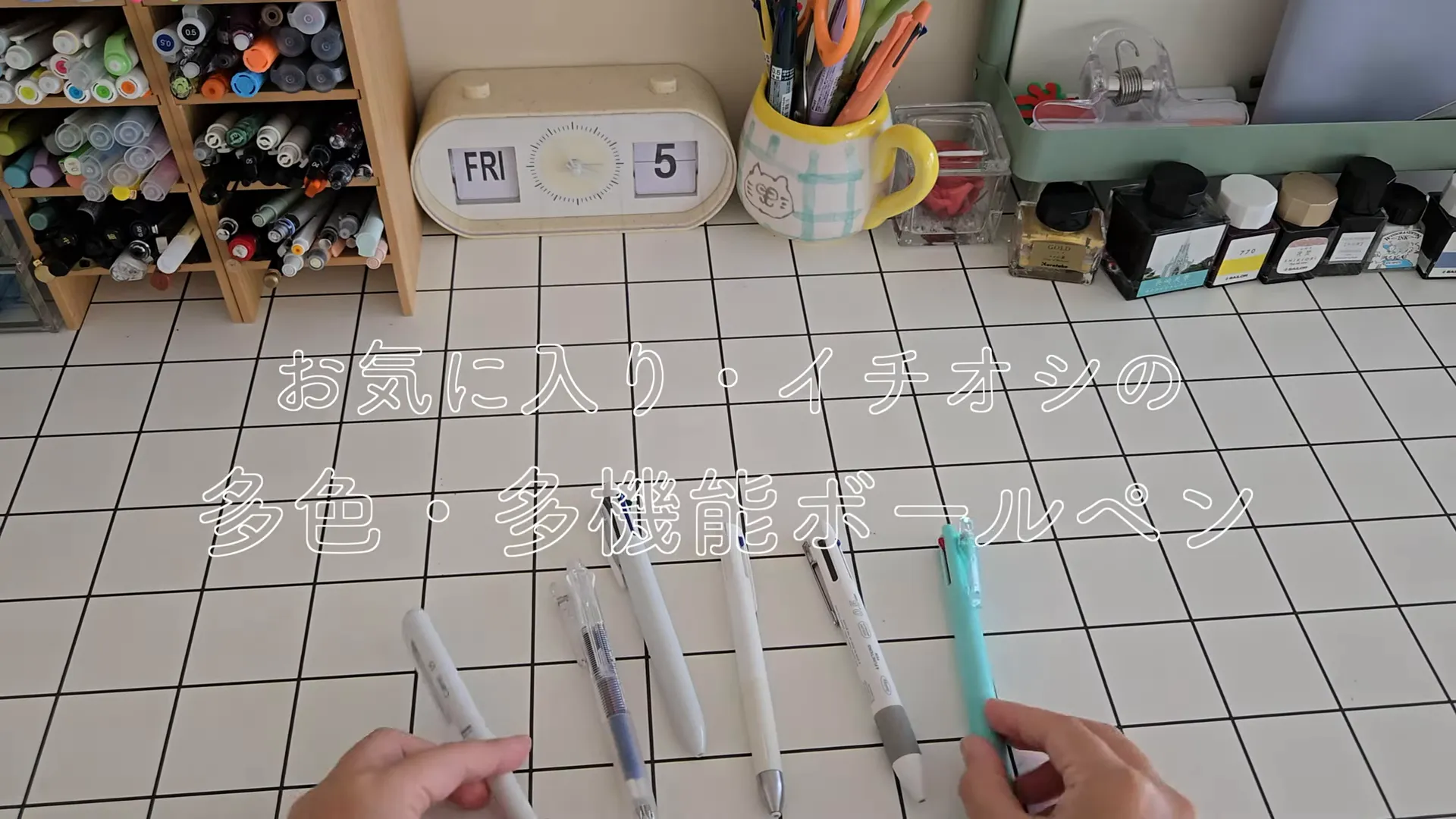 店長てんが笑顔でペンを紹介している場面