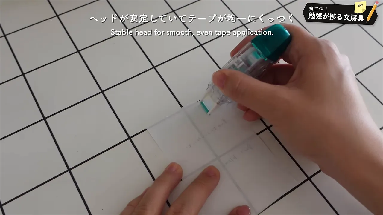 紙の裏にテープのりを引いてふせんを作る手元