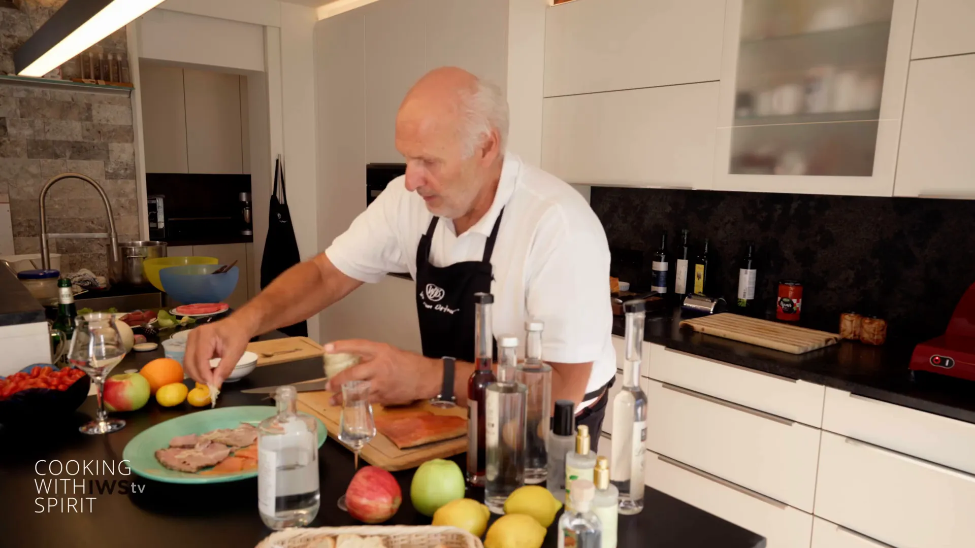 Marinade aus Joghurt, Preiselbeeren und Chili wird angerührt