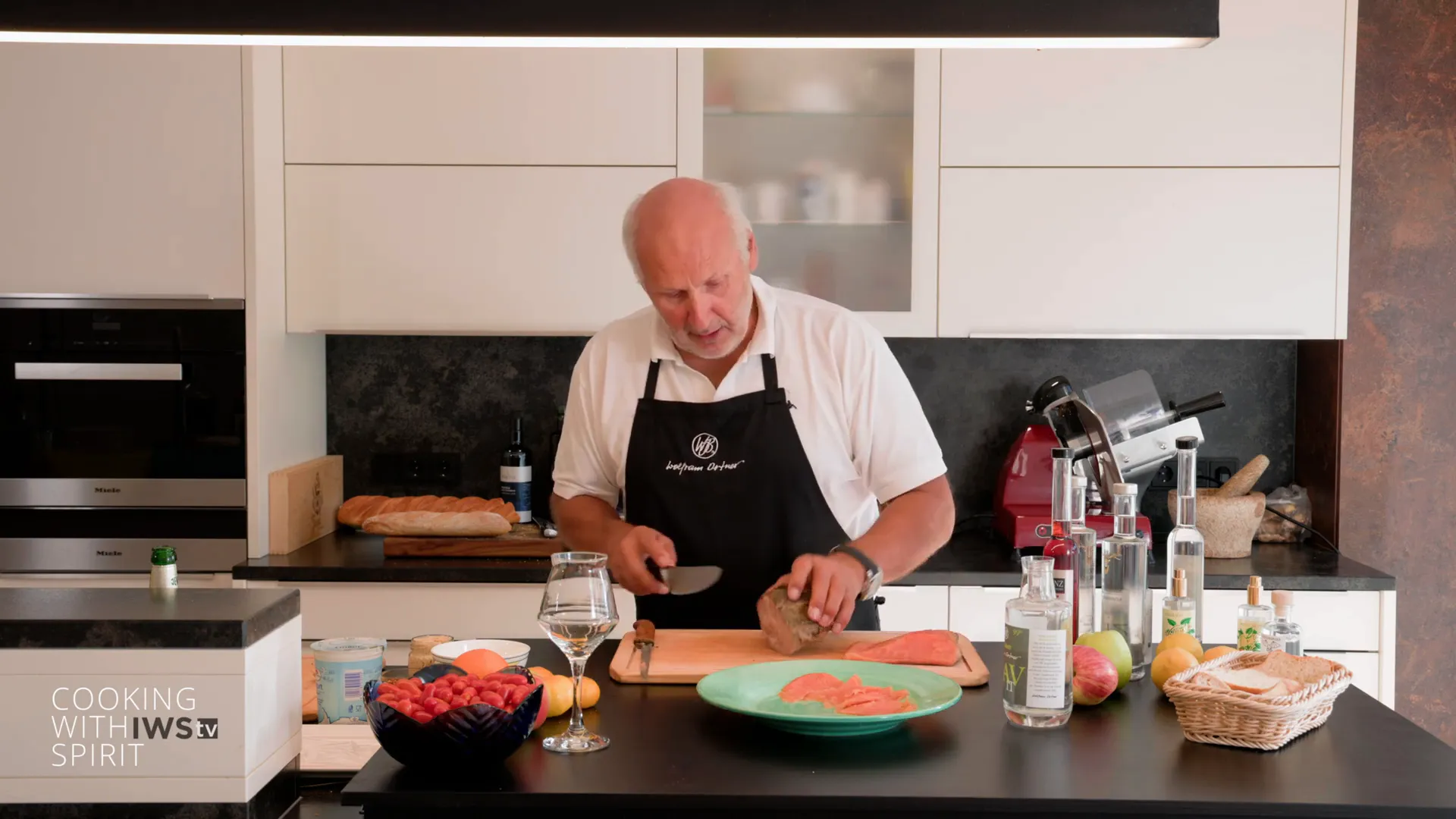 Dünn aufgeschnittener Schweinsbraten auf einer Platte