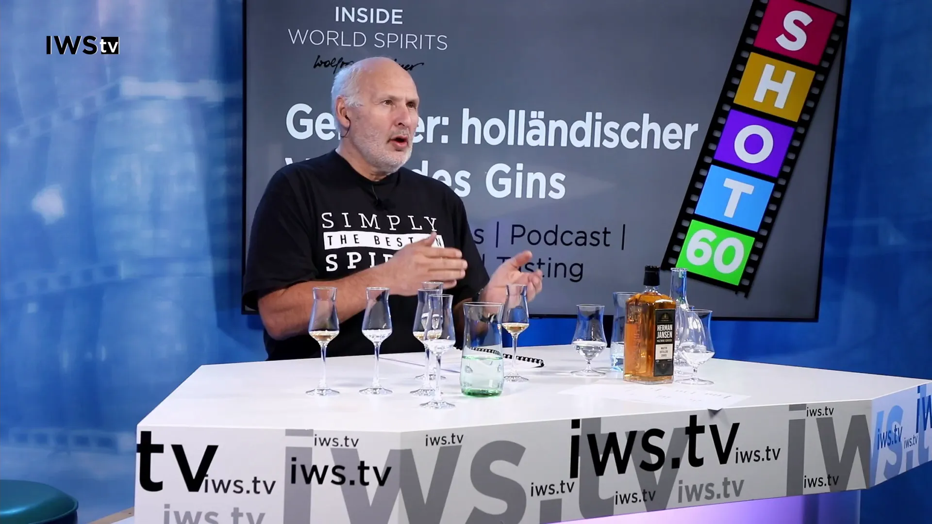 Genever und Gin in Gläsern nebeneinander