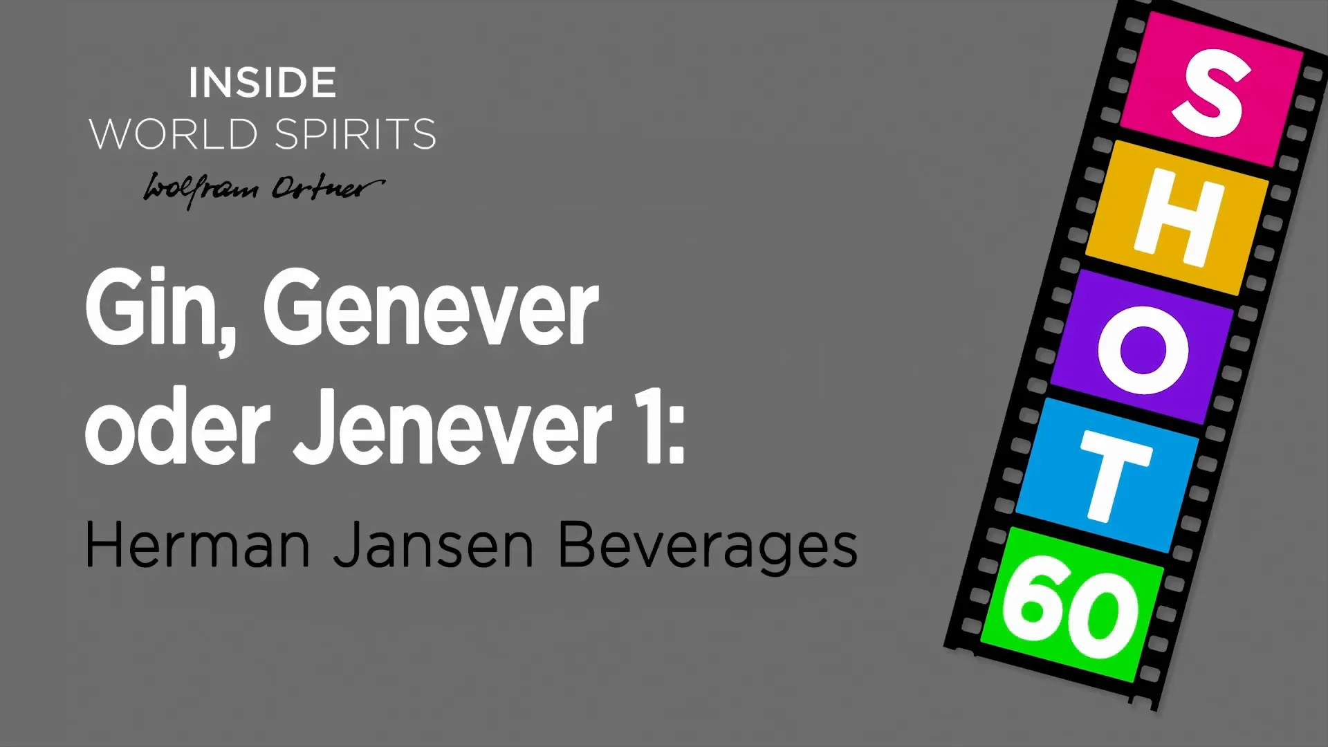 Ein Glas Genever mit Wacholderbeeren