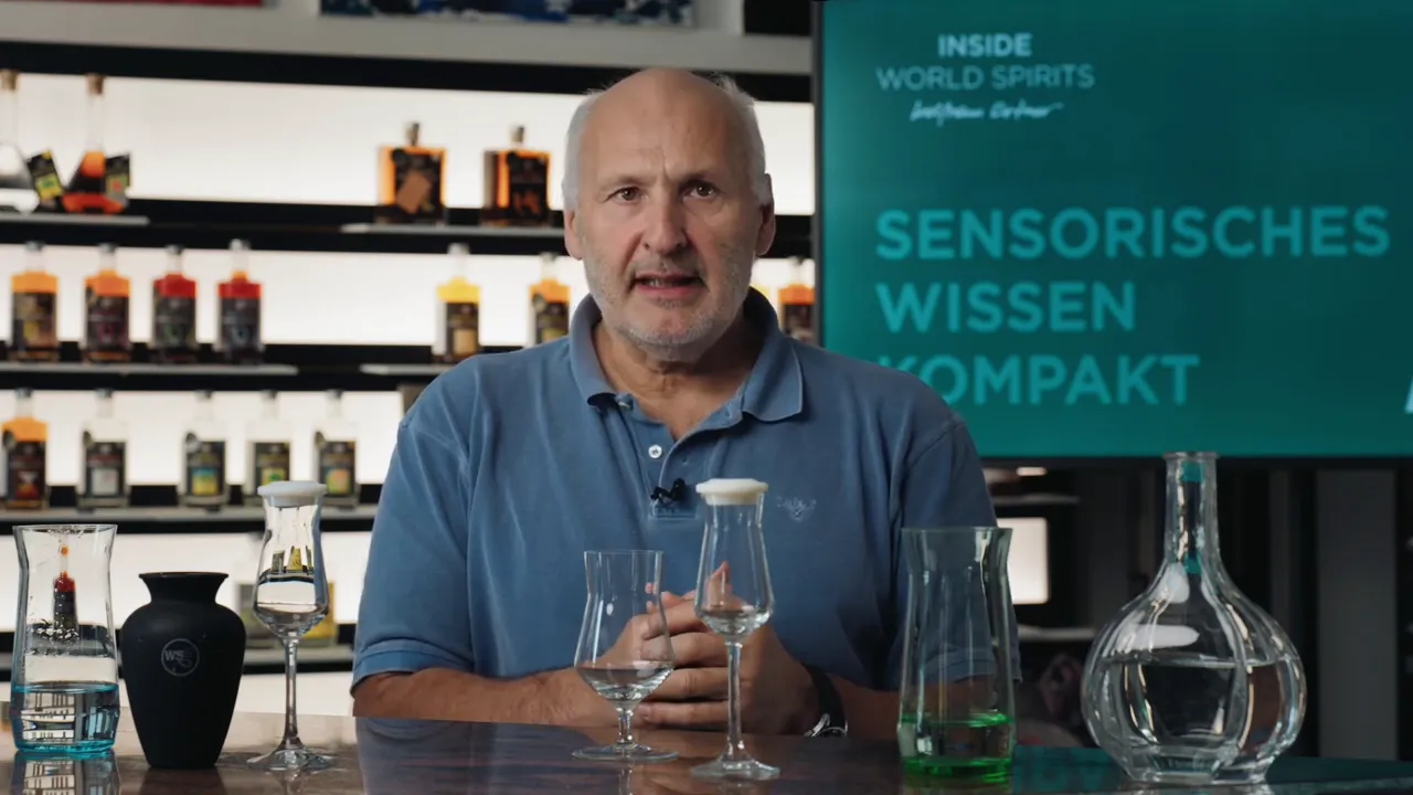 Moderator vor Sensorik-Branding mit Probengläsern und Karaffen auf dem Tisch