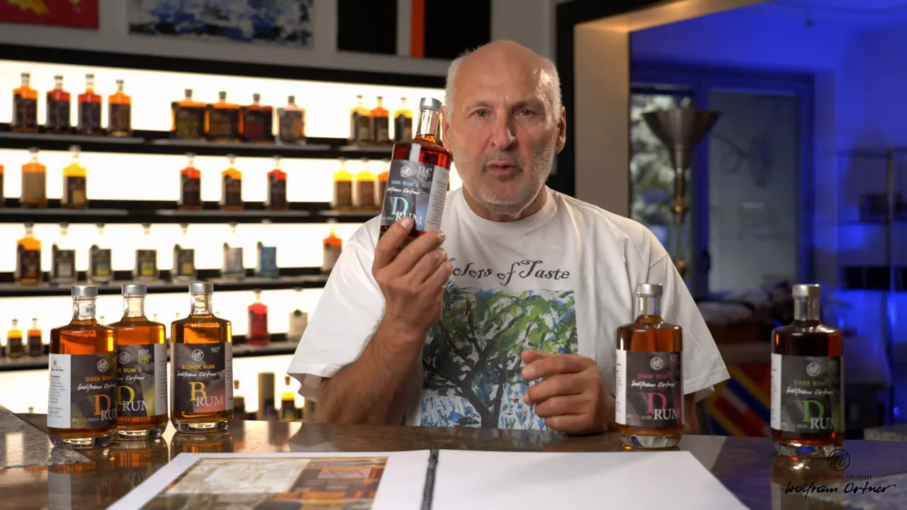 Person präsentiert eine Rumflasche deutlich im Vordergrund mit Regalen voller Flaschen im Hintergrund